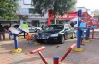 Fren yerine gaza basınca parktan içeri girdi, spor...