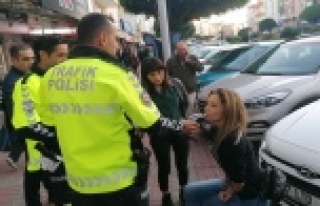 Hollandalı kadın turist trafik polislerine zor anlar...