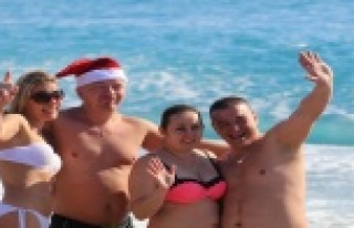Rus turistlerin Noel Baba şapkasıyla deniz eğlencesi!