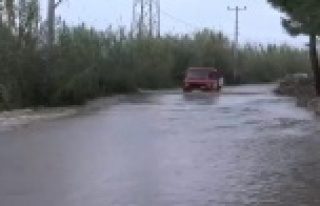 Taşan dere yolu kapattı, vatandaşlar evine dönmekte...