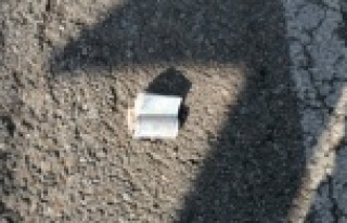 Yakalanacaklarını anlayınca sahte paraları araçtan...