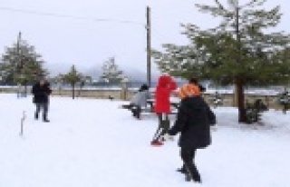 Yurt yolu kardan kapanan öğrencilerin kar sevinci