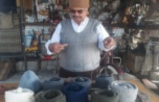 72 yaşındaki Ali amca elleriyle ördüğü bereleri...