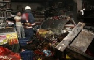 Alanya’da bacadan çıkan yangın marketi kül etti