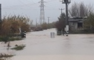 Antalya'da etkili yağış su baskınlarına...
