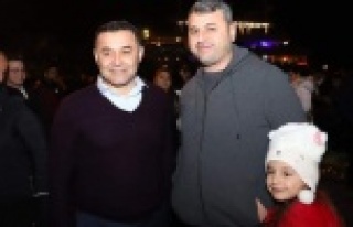 Başkan Yücel yeni yıla vatandaşla birlikte girdi