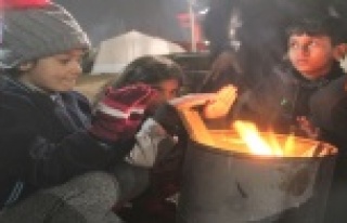 Depremzedelerin çadırlarda gece yaşantısı