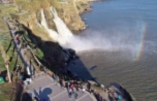 Dünyaca ünlü şelalede renk cümbüşü