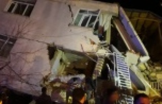 Enkaz altındaki vatandaşın çığlığı 112'ye...