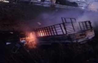 Hurda yüklü kamyonet yanarak kanala uçtu, sürücü...