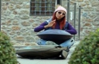 İran’da çalamadığı enstrümanla Antalya sokaklarında...