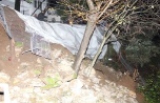 İstinat duvarı şiddetli yağışa dayanamadı