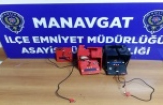 Kafenin bahşiş kutusu ile şarj cihazlarını çalan...