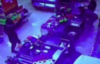 Kasiyer kıza poşeti fırlatıp, “5’e kadar sayacağım”...