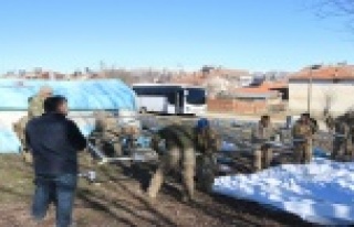 Mehmetçik çadırları kurdu