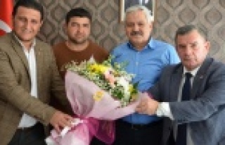 Muhtarlardan Böcek'e çiçekli teşekkür