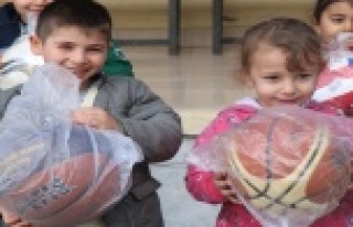 Öğrencilere spor malzemesi yardımı sürüyor