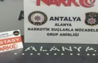Alanya'da durdurulan araçtan çıktı