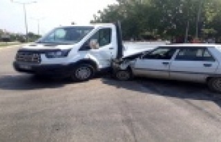 Alanya'da kamyonetle otomobil çarpıştı: 2...