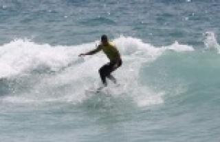 Alanya’da 5 metrelik dalgada sörf heyecanı