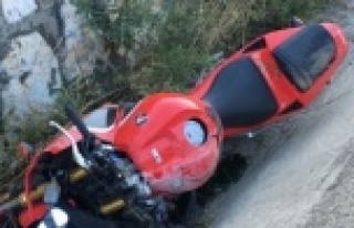 Alanya’da kaldırıma çarpan motosiklet sürücüsü...