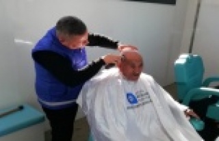 Alanya’da mesai yapan Mobil Kuaför yüzlerce kişiyle...