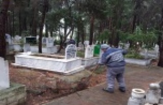 Alanya’daki mezarlıklarda kapsamlı temizlik