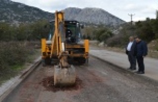 Büyükşehir Kırkgöz’ün bozulan yollarını...