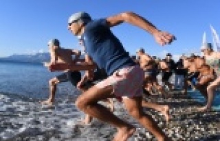 Denizden çıkıp bisikletle dağa tırmanan sporcuların...