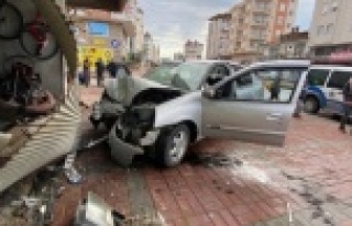 Direksiyonda kalp krizi geçiren sürücünün aracı...