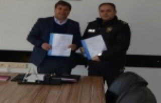 Emniyet personeli yüzerek formda kalıyor