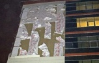 Fırtına hastanenin dış cephe kaplamasını söktü