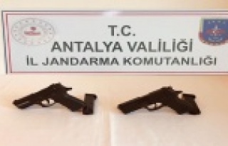 Ruhsatsız tabancaları satmaya çalışırken yakalandı