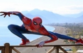 Umulmadık anda ortaya çıkıyor, gören telefona...