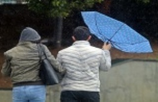 Yağmurdan korunmak için açılan şemsiyeler, fırtınayla...