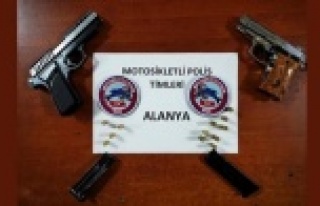 Alanya'da polis yaptığı uygulamada 2 silah...