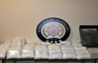 Antalya'da merdiven altı üretim 4 bin 900 maske...