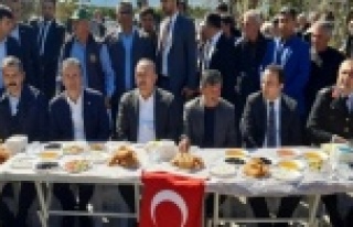 Bakan Çavuşoğlu İdlib şehidinin ailesini ziyaret...