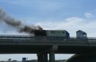 Köprülü kavşakta hareket halindeki cam yüklü...