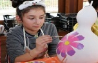 Öğrencilere doğa temalı su kabağı boyama çalışması