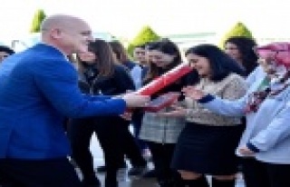 OSB 8 Mart Karanfillerle kutladı