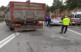 Otomobil kamyonla çarpıştı: 1 ölü, 1 yaralı