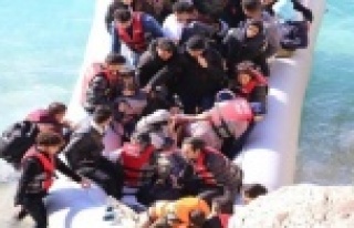Türk sahil güvenlik botlarını gören Yunan botları,...