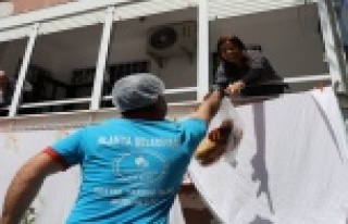 Alanya Belediyesi sokağa çıkamayan vatandaşların...