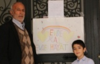 Alanya'da apartman kapısına 'Binaya girmeyin...