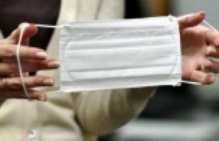 Alanya'da eczanelerde ücretsiz maske dağıtımı...