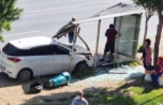 Alanya'da kontrolden çıkan araç durağa daldı