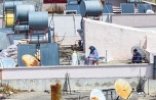 Alanya'da sokağa çıkamayan vatandaş çatıya...