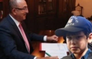 Bakan Çavuşoğlu koltuğunu Alanyalı şehidin oğluna...