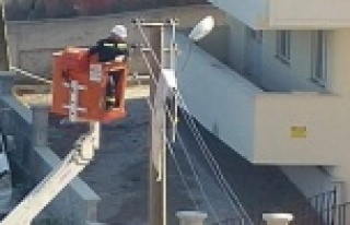 Camdan silkelediği halı, elektrik direğine asılı...